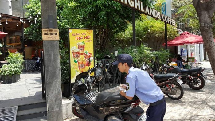 Bảo vệ quán cà phê tại Hà Nội